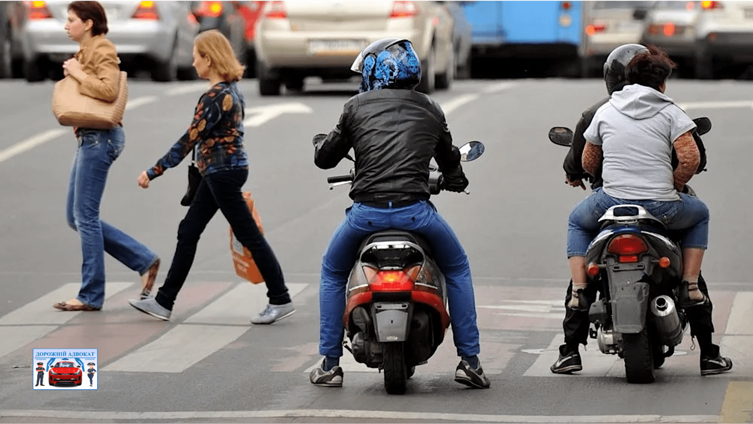 Дети ездят на мотоциклах. Мотоцикл на дороге. Мотоциклист на дороге. Скутеристы на дорогах. Скутер на дороге.